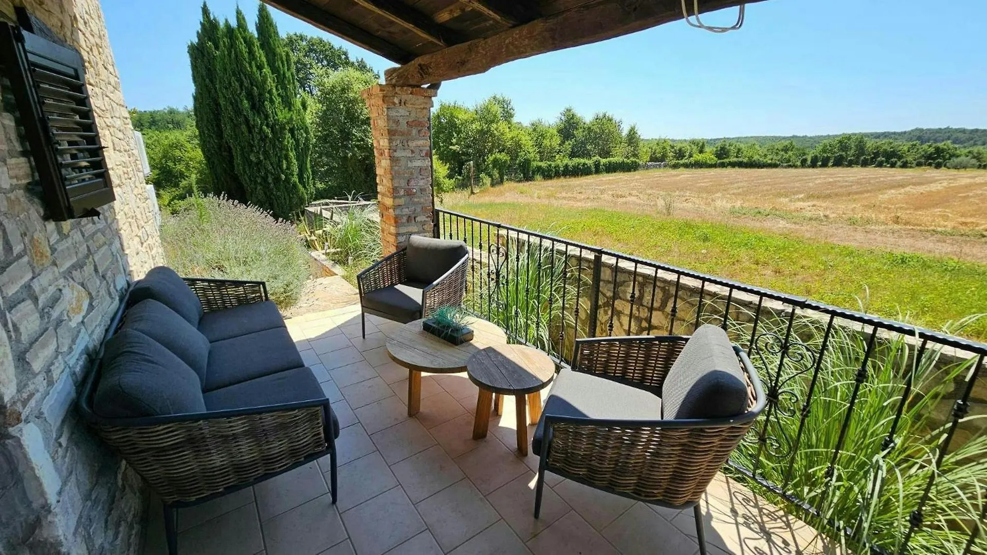 Crogo Villa Avena Barat