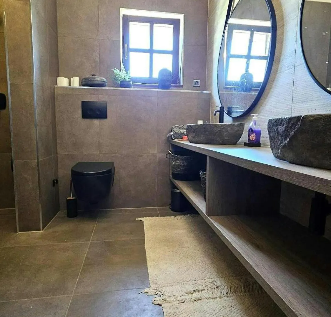 Crogo Villa Avena Barat