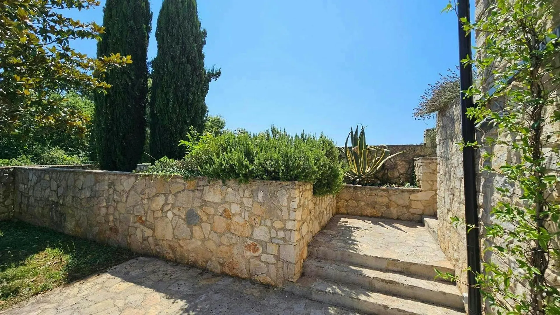 Crogo Villa Avena Barat